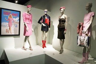 Slika lahko vsebuje Mannequin Human Person Clothing Apparel Display and Shop