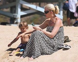 La imagen puede contener Persona humana Ropa Vestimenta Mujer Aire libre Arena Naturaleza Vestido Mujer Océano Agua y mar