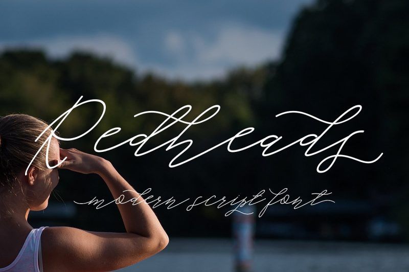 Redheads Script es un hermoso manuscrito caligráfico moderno, espero que te interese esta fuente, dinámica y bonita con swashes. Puede usarse para muchos propósitos. tales como título, firma, logotipo, invitaciones de boda, membretes, señalización, etiquetas, boletines, carteles, insignias, etc.