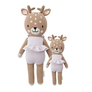 abrazo y amable animal de peluche cervatillo
