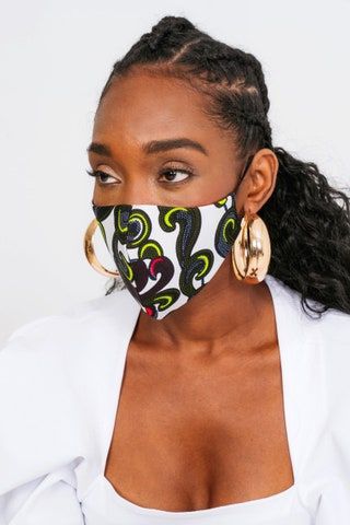 mujeres con mascarilla impresa