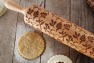 rodillo y galleta grabados de hierbas florales
