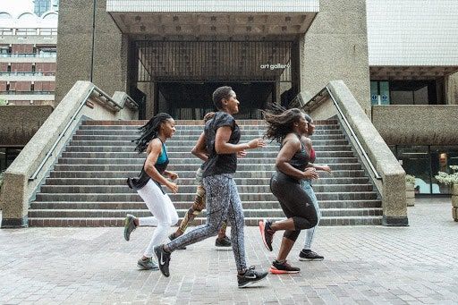 Mujeres corriendo