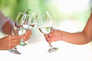 画像にはグラス人間の飲み物ワイングラスワインアルコール飲料とゴブレットが含まれている場合があります