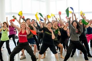 La imagen puede contener Persona humana Actitud de baile Actividades recreativas Calzado Ropa Zapato Vestimenta Multitud y festival