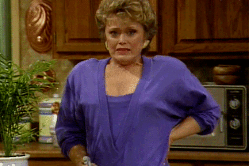 Blanche rociándose con agua.