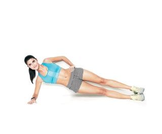Mujer haciendo plancha lateral.