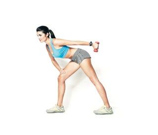 Mujer haciendo contragolpe de tríceps.
