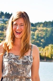 La imagen puede contener Rostro Sonrisa Persona humana Chica Mujer Rubia Adolescente Niño Niño Mujer Blusa Ropa