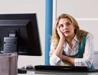 La imagen puede contener Persona humana Mujer Mobiliario Mesa Chica Rubia Adolescente Niño Mujer y niño