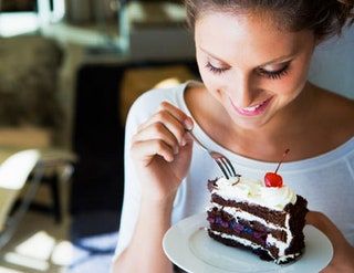 La imagen puede contener una persona humana Comida Postre Crema Crema Pastel de cumpleaños Pastel y planta