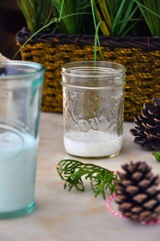 Bild könnte enthalten Glas Pflanze Baum Getränk Getränk Topfpflanze Vase Keramik Obst Lebensmittel Ananas und Milch