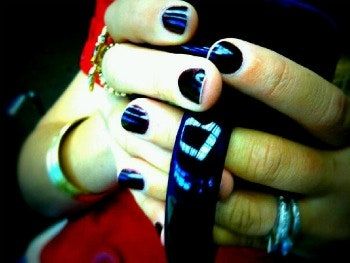 La imagen puede contener accesorios y joyas de accesorios de uñas de manicura de persona humana
