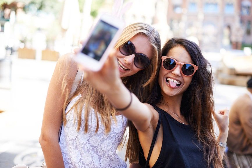 La imagen puede contener Gafas de sol Accesorios Accesorio Rostro Persona humana Electrónica Teléfono Teléfono móvil y teléfono celular