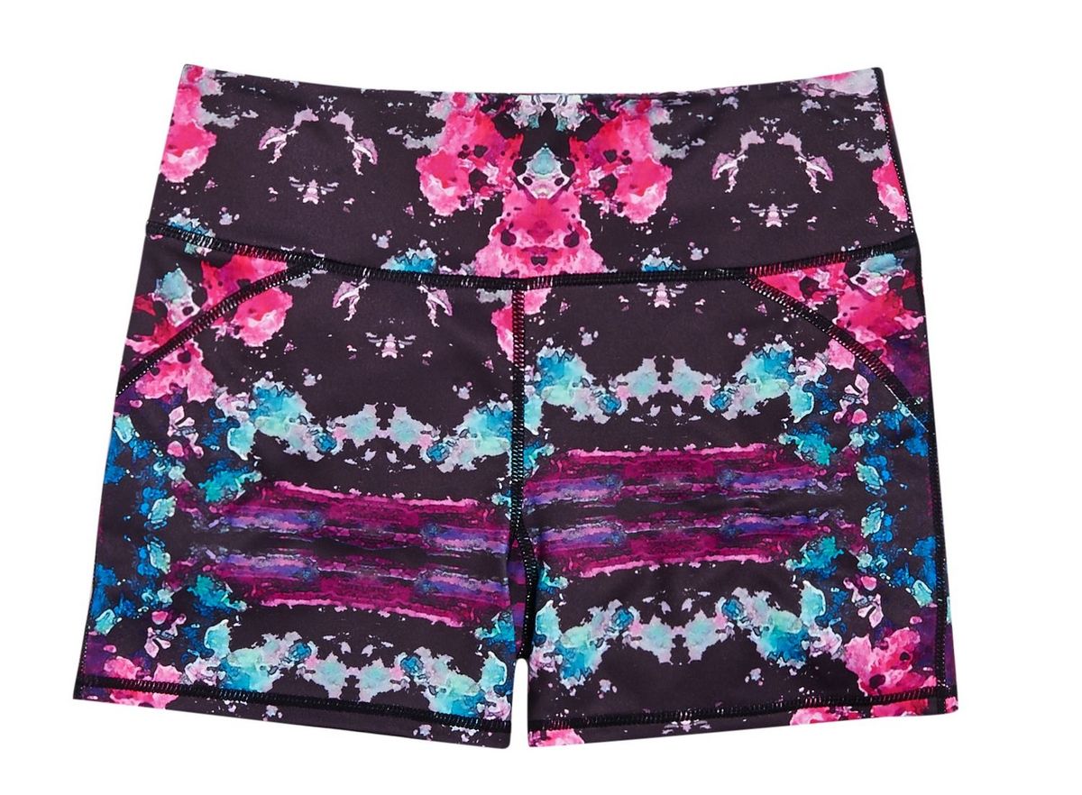 Bilden kan innehålla kläder, shorts och matta