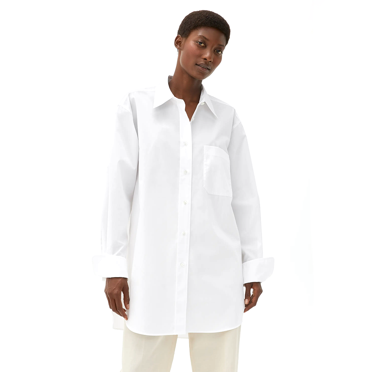 La imagen puede contener: ropa, ropa, abrigo, bata de laboratorio, camisa, humano y persona