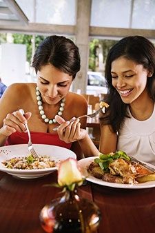 画像には、人間の人の食べ物、昼食、食事、食事、人が含まれている場合があります