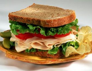 La imagen puede contener una hamburguesa, comida, almuerzo, sándwich y planta.