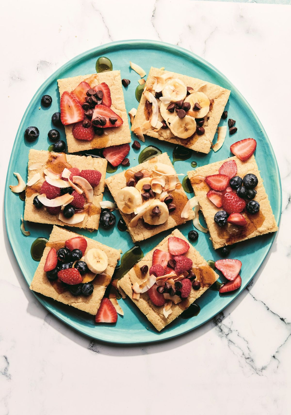 hoja de panqueques en cuadritos arándanos fresas almendras