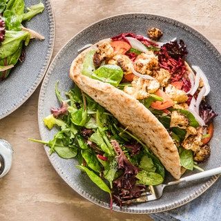 Violetinių morkų veganiškas žiedinis kopūstas schwarma