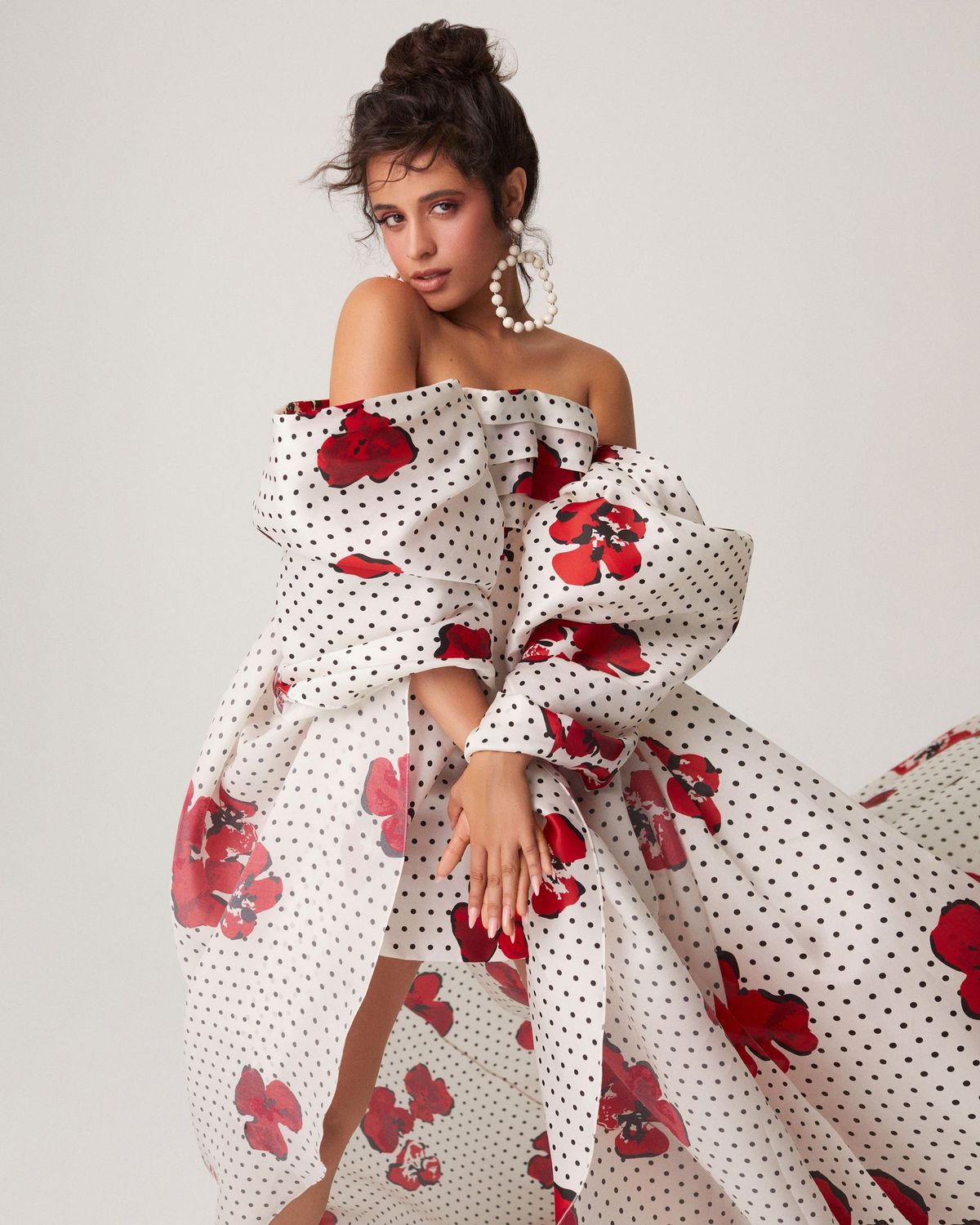 Vestido y pendientes de Carolina Herrera
