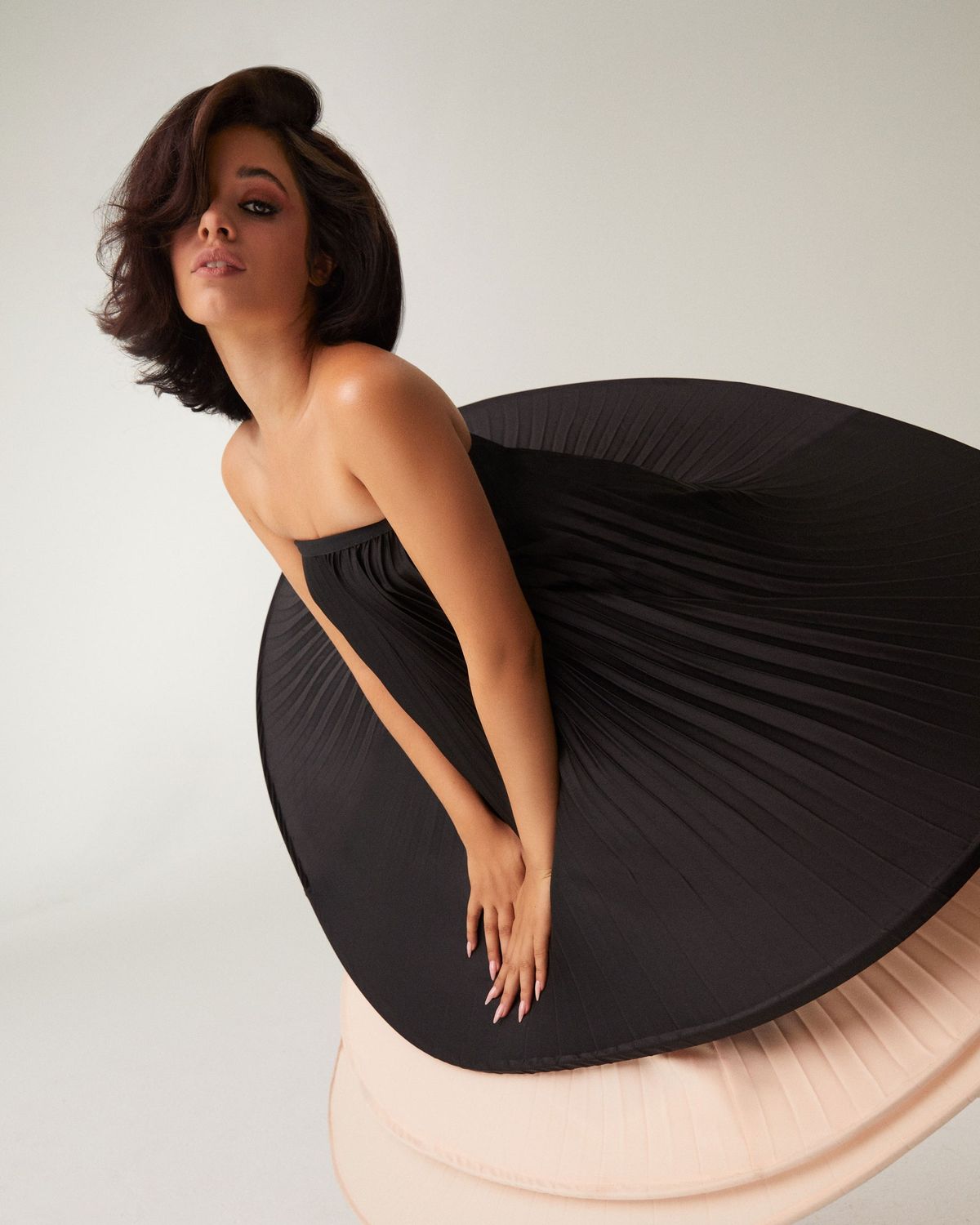 La imagen puede contener Ropa Vestimenta Vestido Vestido de noche Moda Vestido Túnica Humano y Persona