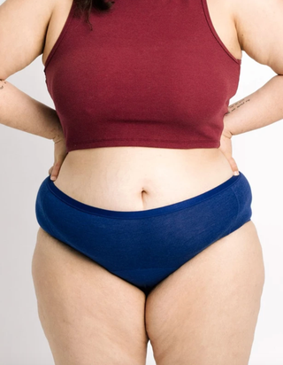 modelo con ropa interior azul