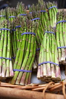 画像には植物性果物食品バナナ野菜とアスパラガスが含まれている可能性があります