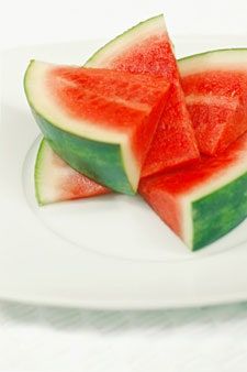 画像には植物性フルーツフードとスイカが含まれている可能性があります