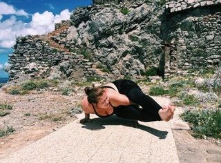 La imagen puede contener Roca Persona humana al aire libre Ropa Ropa Naturaleza y mujer