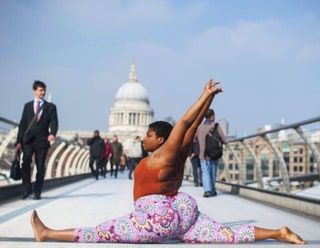 La imagen puede contener Persona humana Vacaciones Abrigo Ropa Traje Abrigo Ropa Turista Mujer y rostro