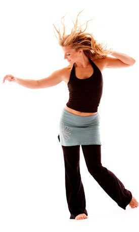 La imagen puede contener Persona femenina humana Ropa de pie Ropa Mujer Niña Rubia Adolescente Niño Niño y brazo