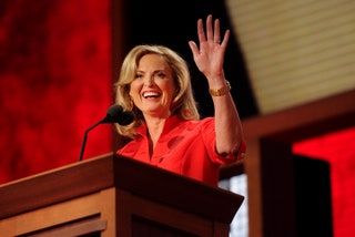 La imagen puede contener Ann Romney Multitud Audiencia Persona humana Discurso Conferencia y dedo