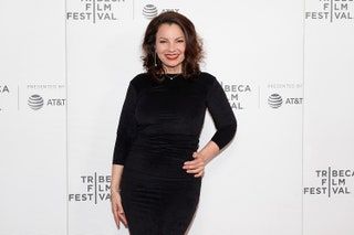 La imagen puede contener Fran Drescher Ropa Manga Ropa Vestido de manga larga Persona humana Moda y vestido de noche
