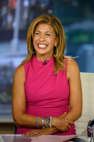 La imagen puede contener Hoda Kotb Persona humana Ropa Ropa Rostro Sonrisa Vestido de noche Moda Vestido y bata