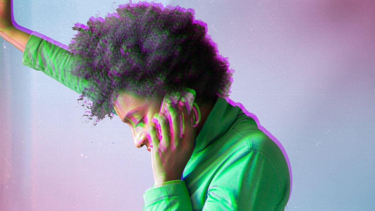 Mujer negra en el telefono