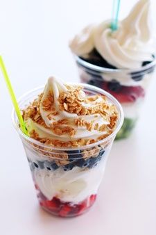 Slika lahko vsebuje Food Creme Dessert Cream in Stepeno smetano