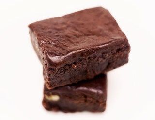 Slika lahko vsebuje Food Dessert Chocolate Cookie Biscuit Pork and Brownie