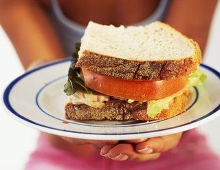Slika lahko vsebuje Burger Food in sendvič