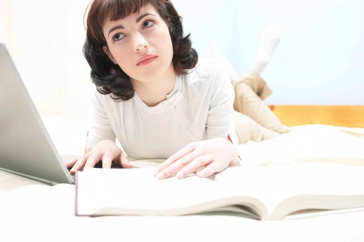 La imagen puede contener Persona de lectura humana Electrónica femenina Computadora portátil Pc y niña