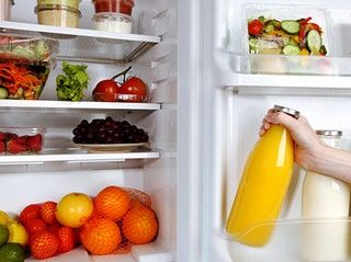 La imagen puede contener electrodomésticos Refrigerador humano y persona