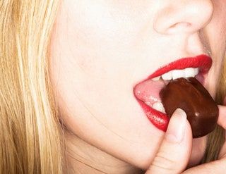 Bild kann enthalten Mensch, der Lebensmittel isst Kosmetik Lippenstift Gesicht Süßwaren und Süßigkeiten