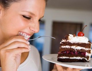 Bild kann Human Person Food Dessert Cake and Dating enthalten