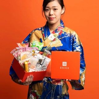画像には衣料品のローブのファッションガウン着物人間と人が含まれている可能性があります