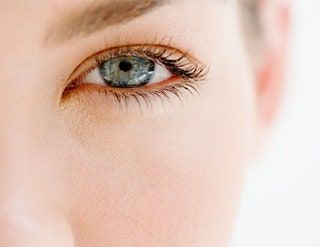 La imagen puede contener Lentes de contacto para la piel Persona y rostro humanos