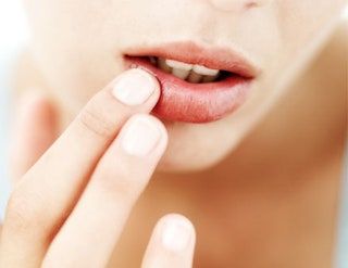 La imagen puede contener la boca y el labio de la persona humana de la piel
