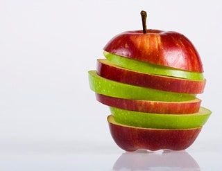 La imagen puede contener fruta vegetal en rodajas y manzana