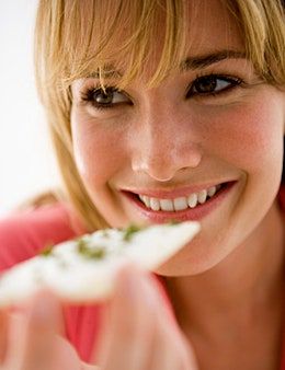 La imagen puede contener Rubia Mujer Humana Mujer Adolescente Niña Niño Persona Niño Rostro y sonrisa