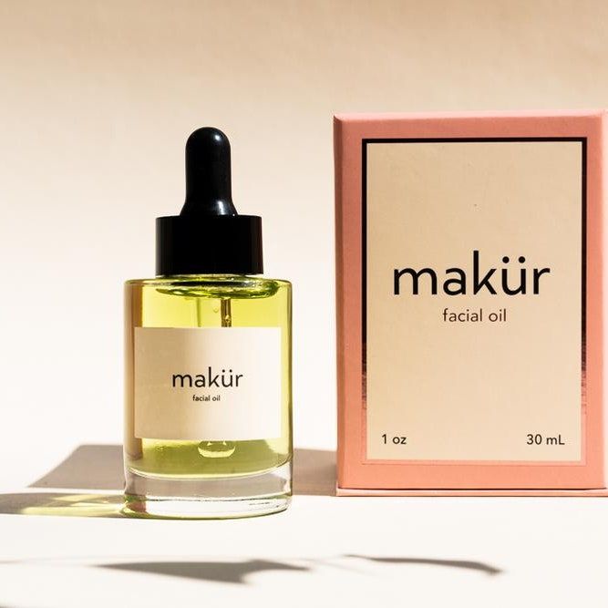 Slika lahko vsebuje: Steklenica, Kozmetika in Parfum