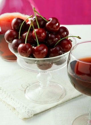 Slika lahko vsebuje Rastlina Sadje Hrana Steklo Pijača Vino Alkohol Pijača Češnja in rdeče vino